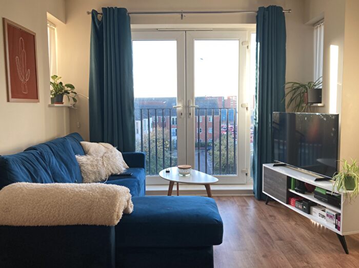 2 Bedroom Flat To Rent In Tanners Court - Bed, LN5