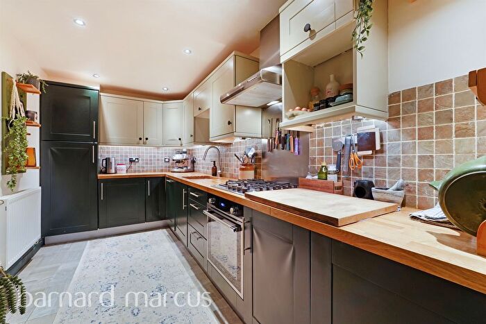 2 Bedroom Flat For Sale In Granville Road, London, SW18