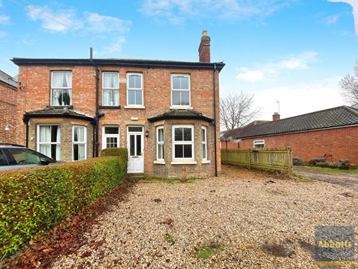 3 Bedroom Semi-Detached House To Rent In Station Road, NR12