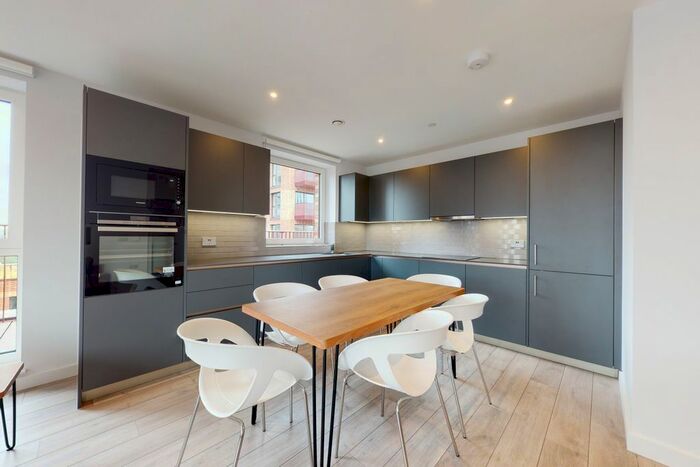 3 Bedroom Flat To Rent In New Lion Way, London, SE17