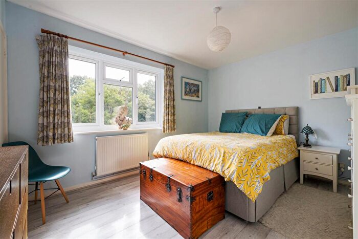 2 Bedroom Apartment For Sale In The Bridle Path, Woodford Green, IG8