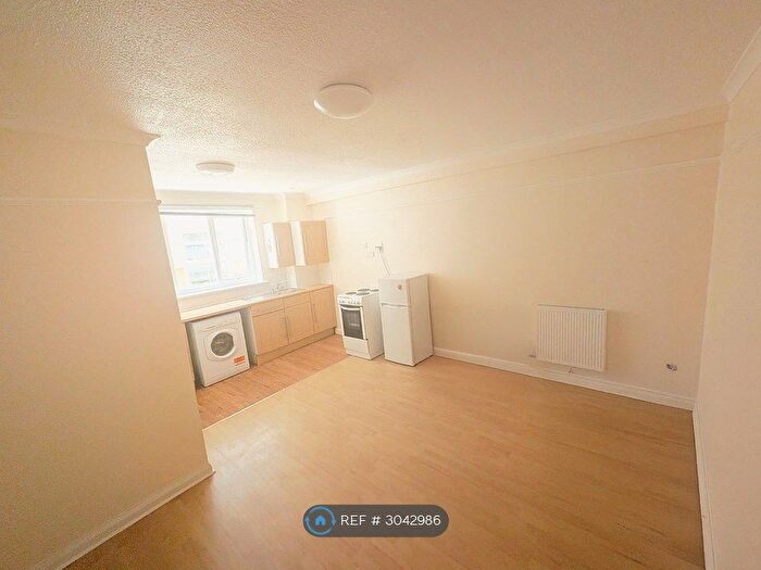 Studio To Rent In Pinelands, Bournemouth, BH1