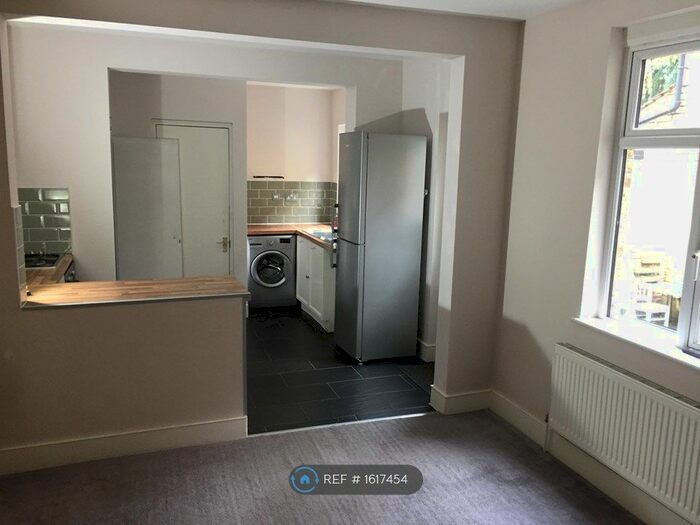 2 Bedroom Flat To Rent In Whitton Road, Hounslow, TW3