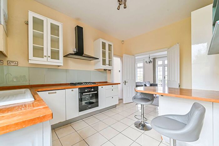 3 Bedroom Flat To Rent In Sternhold Avenue, Telford Park, London, SW2