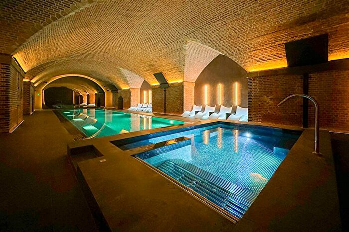 2 Bedroom Apartment To Rent In Viadux, M1