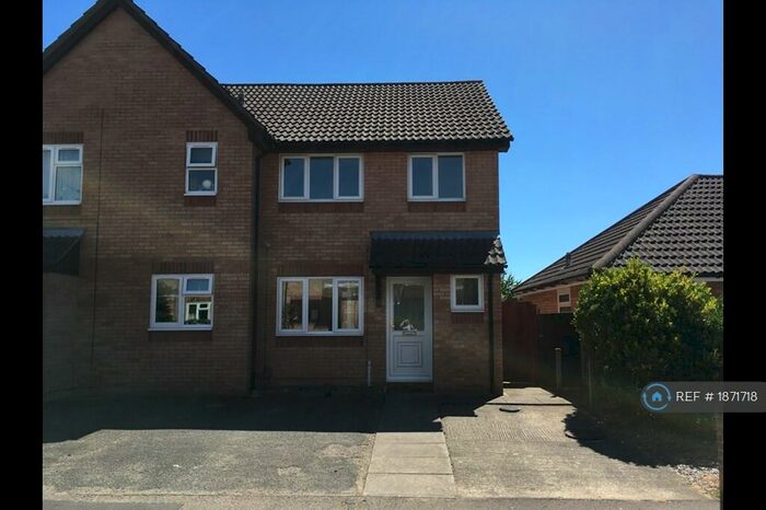 3 Bedroom Semi-Detached House To Rent In Bignell Croft, Highwoods, Colchester, CO4