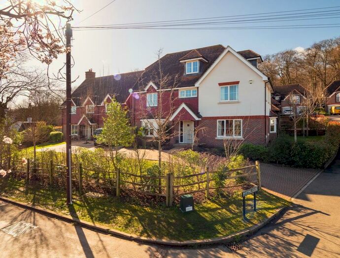 6 Bedroom Detached House For Sale In Whiting Close, Warren Row, Reading, RG10