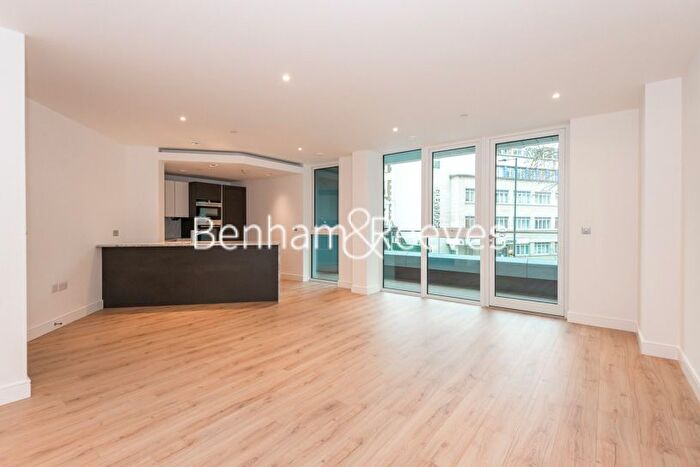 2 Bedroom Flat To Rent In Sovereign Court, Hammersmith, W6
