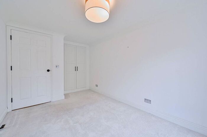 2 Bedroom Flat To Rent In Seven Sisters Road, Finsbury Park, London, N4