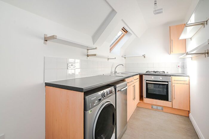 2 Bedroom Flat To Rent In Friars Stile Road, Richmond, TW10