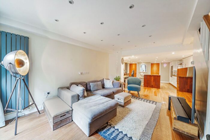1 Bedroom Flat For Sale In Goldhawk Road, Shepherd's Bush, W12
