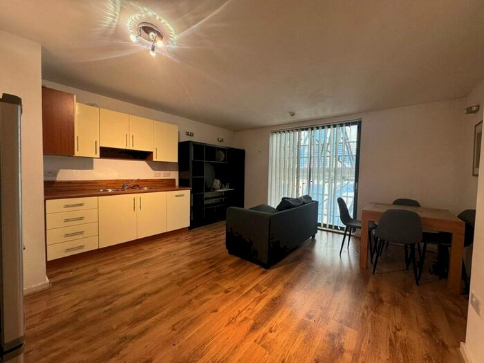 2 Bedroom Flat To Rent In City Point, Chapel Street, Salford, M3