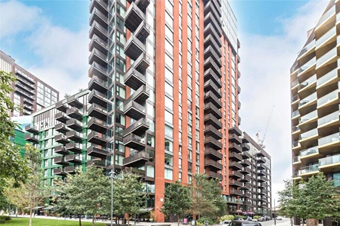 Flat To Rent In Viaduct Gardens, Nine Elms, SW11