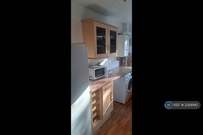 2 Bedroom Flat To Rent In Lane End Croft, Leeds, LS17