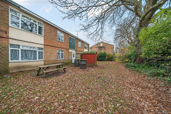 2 Bedroom Flat For Sale In Ferney Road, Byfleet, KT14