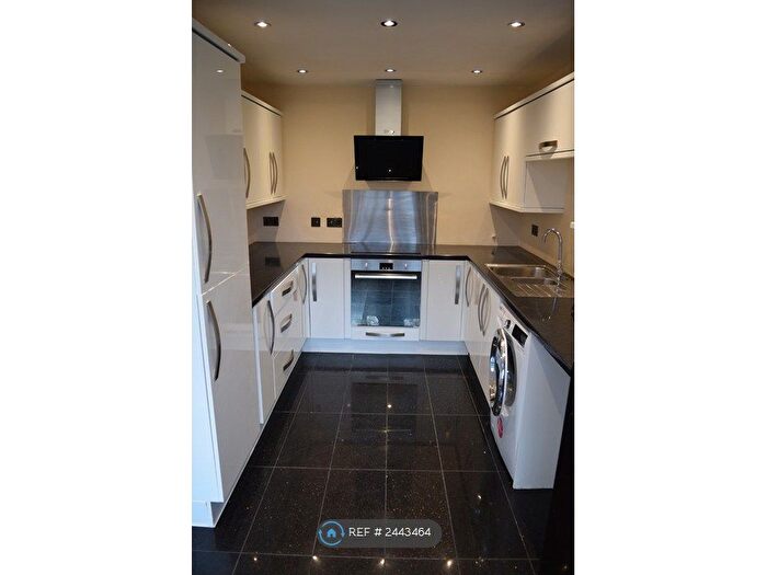 2 Bedroom Flat To Rent In Linden Close, Dunstable, LU5