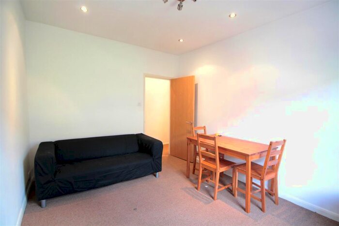 2 Bedroom Flat To Rent In Lansdowne Way, London, SW8