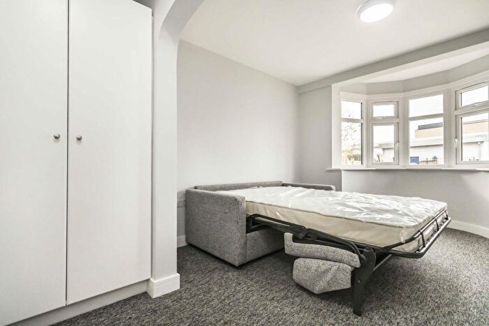 Studio To Rent In Main Street, Feltham, TW13