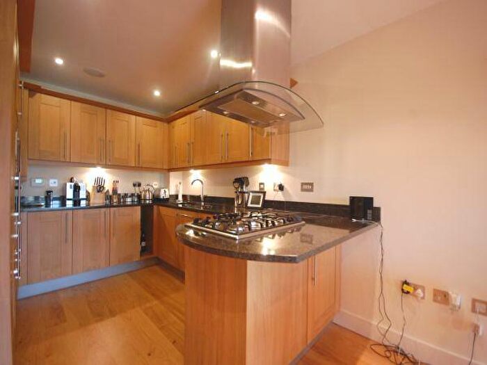 2 Bedroom Apartment To Rent In Hampton Court Road, East Molesey, KT8