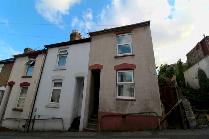 2 Bedroom End Of Terrace House To Rent In Southill Road, Chatham, Kent, ME4