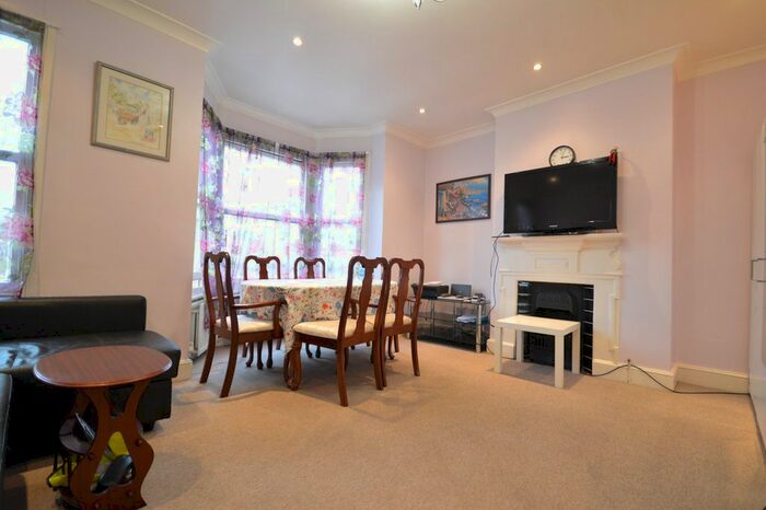 3 Bedroom Flat To Rent In Wrotham Road, Gravesend, Kent DA11
