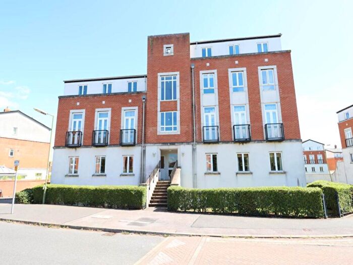 2 Bedroom Flat To Rent In Dragon Road, Hatfield, Hertfordshire, AL10