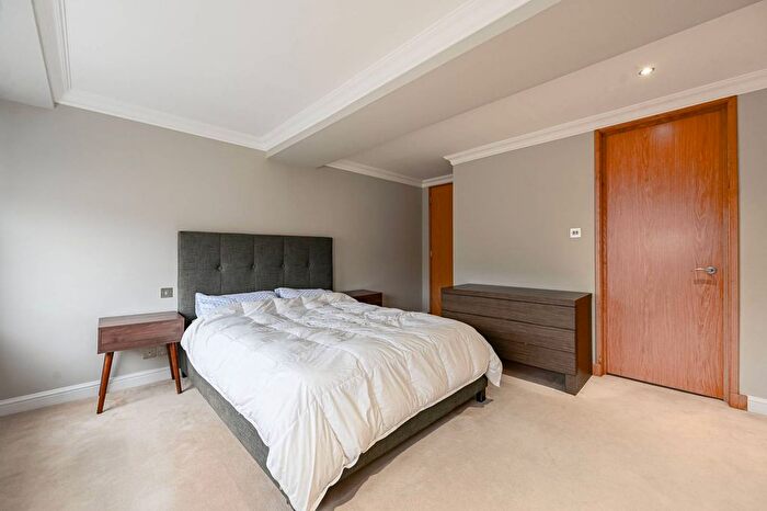 3 Bedroom Flat To Rent In Queens Gate Place, South Kensington, London, SW7