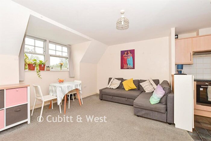 1 Bedroom Apartment For Sale In Massetts Road, Horley, Surrey, RH6