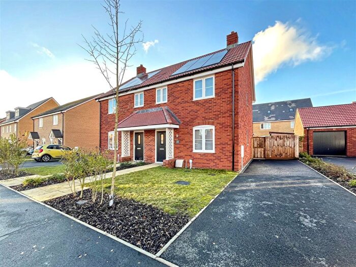 3 Bedroom Semi Detached House For Sale In Edwards Road, Postwick, NR13