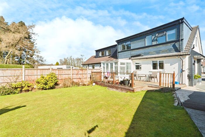 4 Bedroom Semi-Detached House For Sale In Glenmere Mount, Yeadon, Leeds, LS19