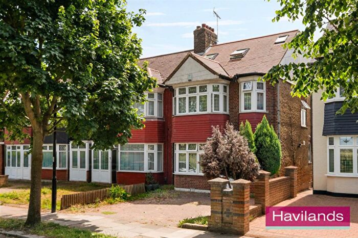 4 Bedroom End Of Terrace House For Sale In Barrowell Green, London, N21