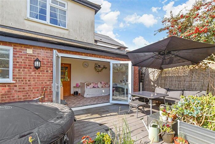 4 Bedroom Semi-Detached House For Sale In Hylands Cottages, Woodchurch, Kent, TN26