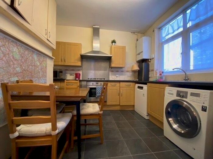 3 Bedroom Flat To Rent In Finchley Road, London, NW11