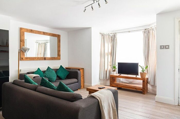 1 Bedroom Flat For Sale In Bedford Road, Clapham North, SW4