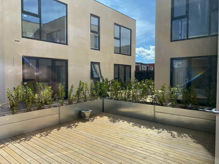 2 Bedroom Ground Flat To Rent In Kirkdale Road, Sydenham, London, SE26