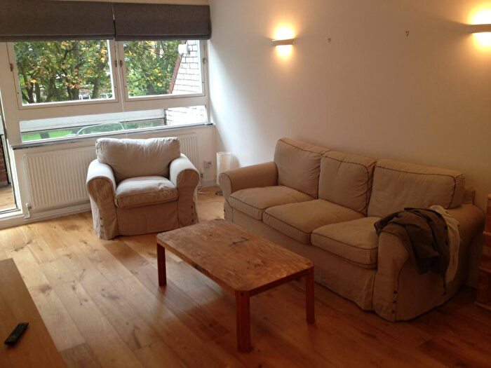 3 Bedroom Flat To Rent In Carnoustie Drive, London, N1