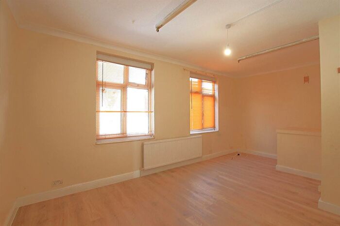 3 Bedroom Flat To Rent In Heston Road, Hounslow, TW5
