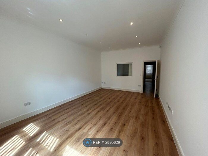 1 Bedroom Flat To Rent In Dwight Road, Watford, WD18