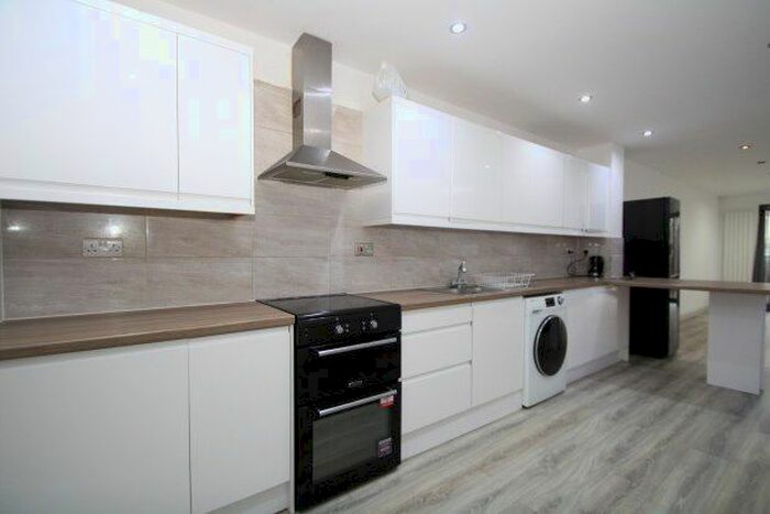 2 Bedroom Flat To Rent In Whitehorse Lane, London, SE25
