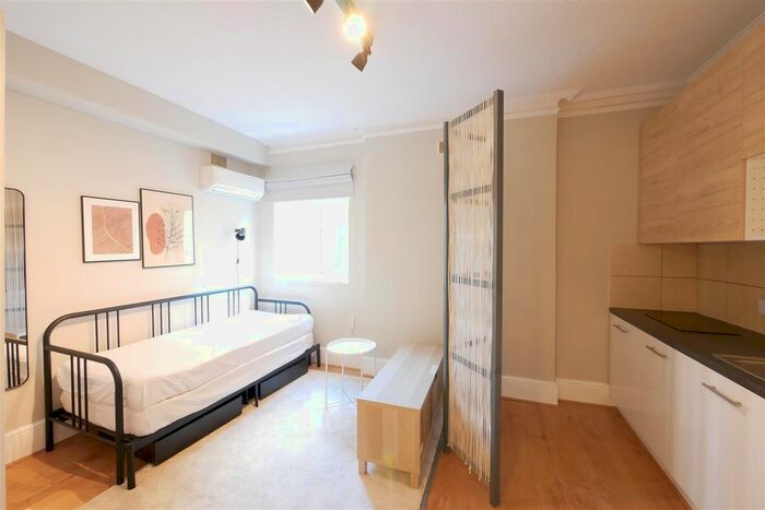 Studio To Rent In High Road, Woodford Green, IG8