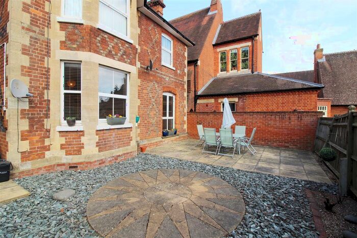 2 Bedroom Flat To Rent In Gosbrook Road, Caversham, Reading, RG4