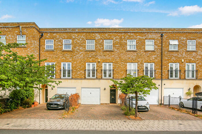4 Bedroom Town House To Rent In Chadwick Place, Kingston, KT6