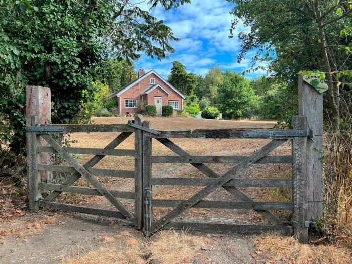 2 Bedroom Detached Bungalow To Rent In Rowhedge, Colchester, Essex, CO5