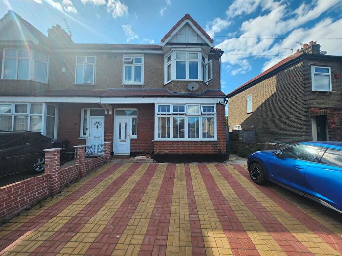 3 Bedroom End Of Terrace House To Rent In Barley Lane, Romford, RM6