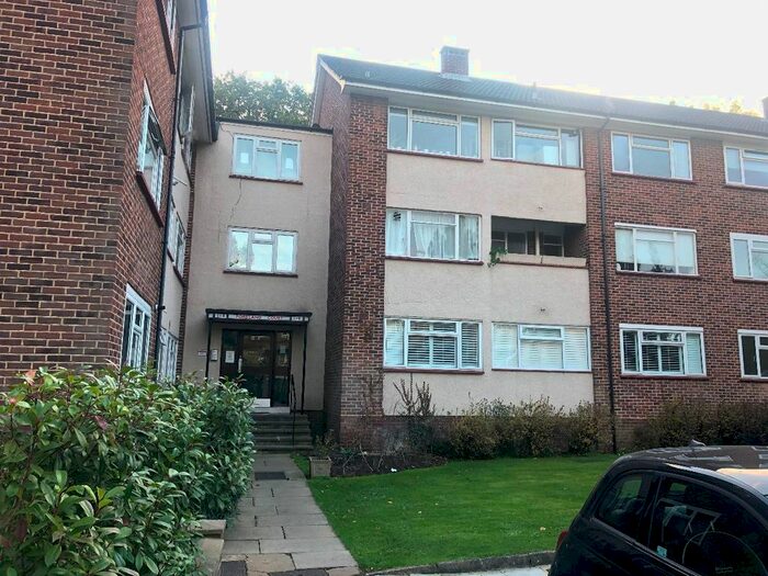3 Bedroom Flat To Rent In Flat, Foreland Court, Holders Hill Road, London, NW4