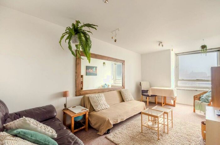 2 Bedroom Flat To Rent In Bramlands Close, Clapham Junction, London, SW11