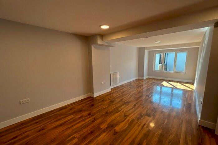 2 Bedroom Flat To Rent In - Queens Square, Crawley, RH10