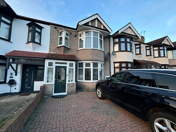 3 Bedroom Terraced House To Rent In New North Road, Ilford, London, IG6