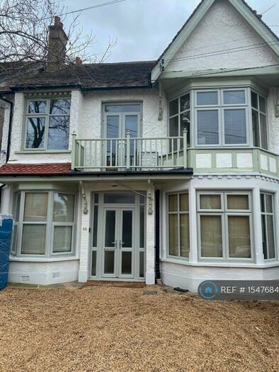 Studio To Rent In Crowstone Avenue, Westcliff-On-Sea, SS0