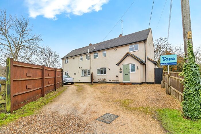 3 Bedroom Semi-Detached House For Sale In Padbury Road, Buckingham, MK18